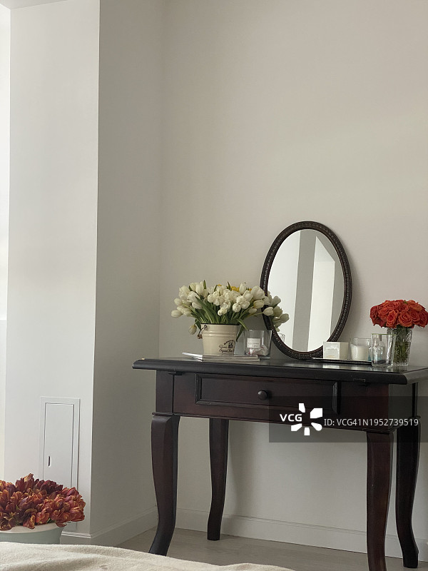 桌子上花瓶里的花的特写图片素材