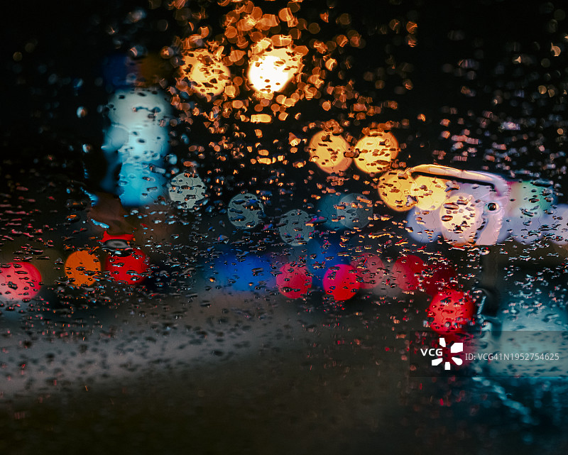 雨季俄罗斯的湿车窗特写图片素材