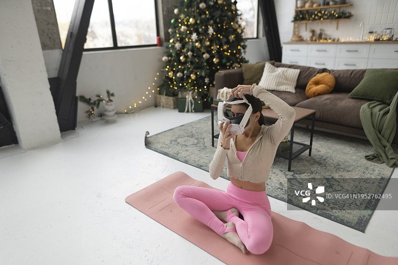 在家练瑜伽的女人图片素材