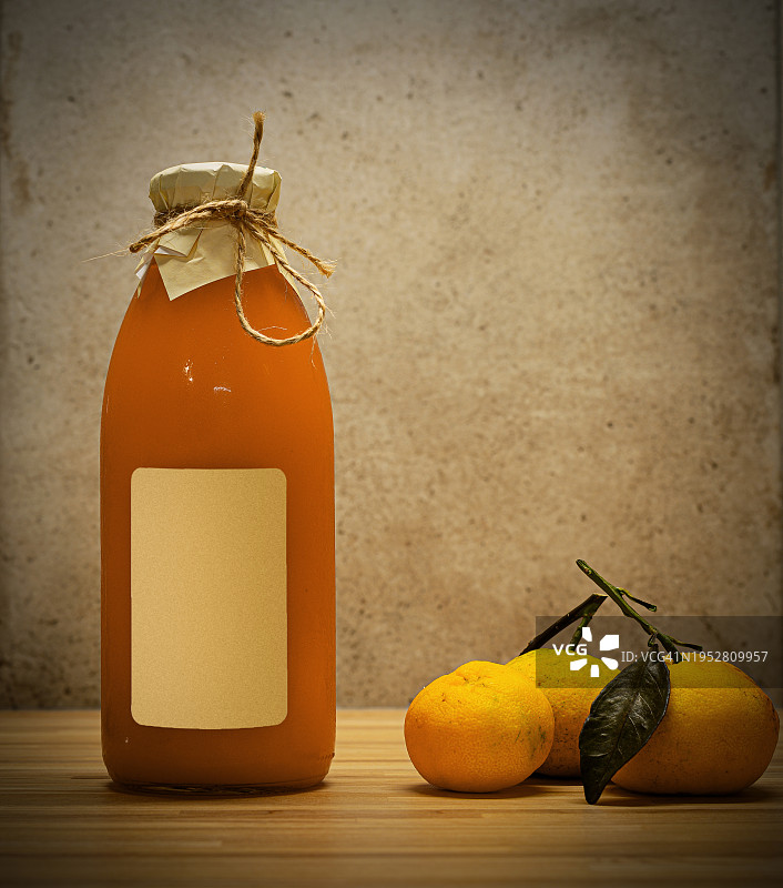 桌上的橙汁特写图片素材