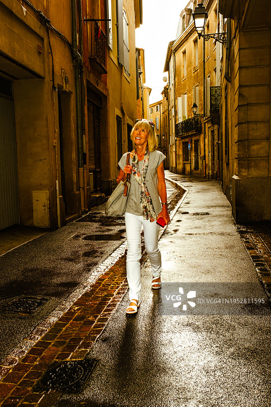 女人探索法国贝济耶小镇图片素材