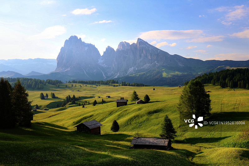 风景优美的景观和山脉对着天空图片素材