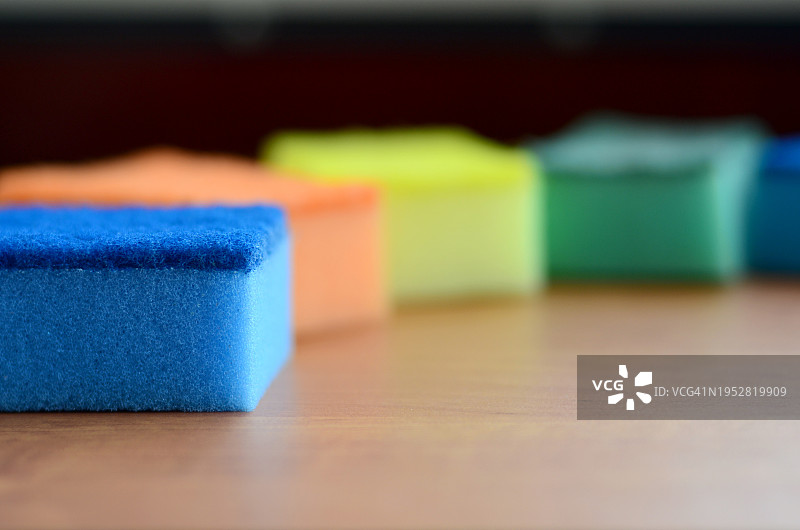 桌子上的清洁海绵特写图片素材