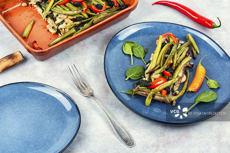 餐桌上盘子里食物的高角度视角图片素材