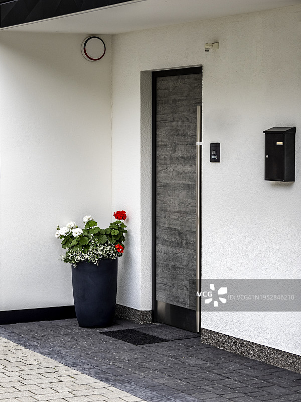 带花盆和邮箱的简易房屋入口门图片素材