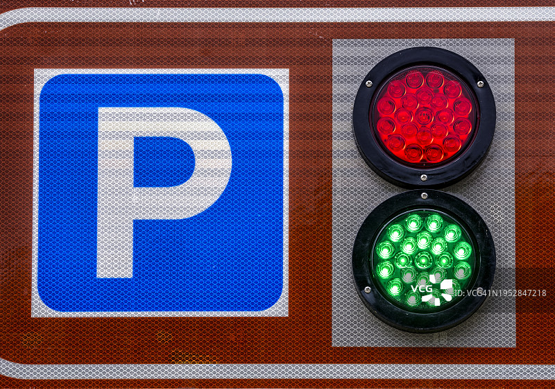 交通灯旁的停车标志，用于调节车位图片素材