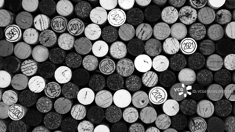 黑白特写：法国旧葡萄酒瓶塞，年份印于瓶塞上，自然光，法国巴黎图片素材