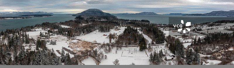 华盛顿州萨利什海Lummi岛的降雪航拍图片素材