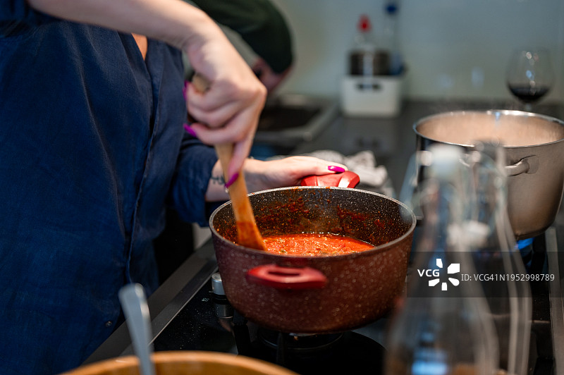 女人在做番茄酱图片素材