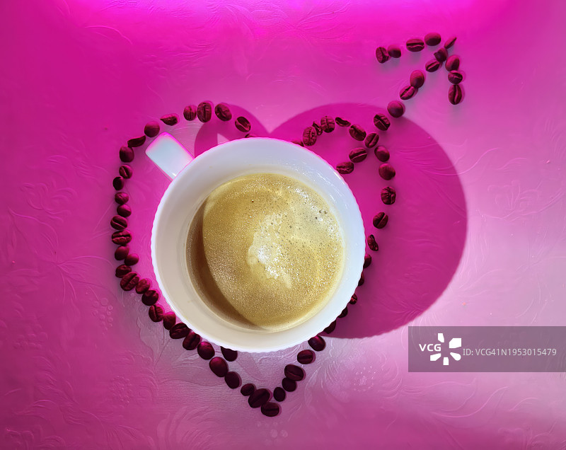 桌上咖啡杯的俯视图图片素材