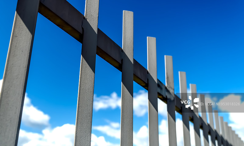 蓝天下的栅栏仰视角度图片素材