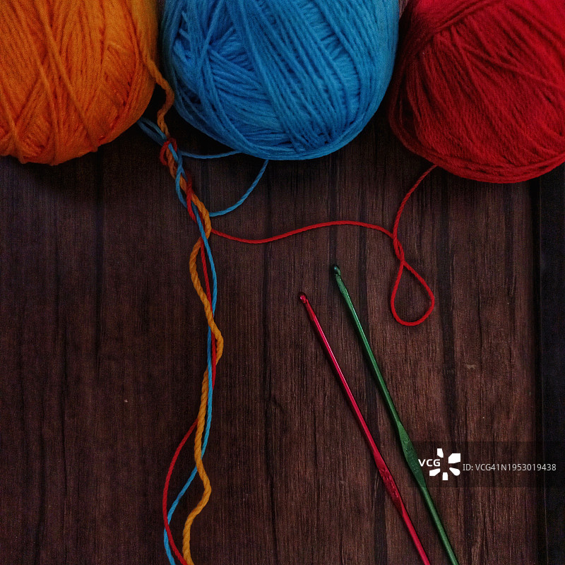 桌上彩色羊毛俯视图图片素材