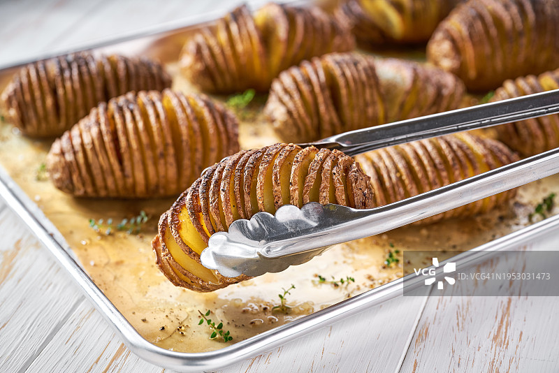 桌上容器中的甜点特写图片素材