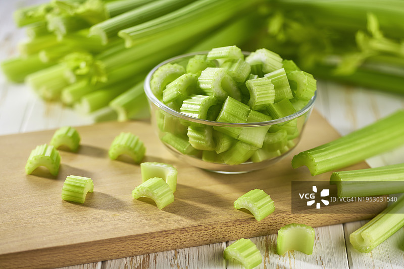 切菜板上切碎的蔬菜特写图片素材