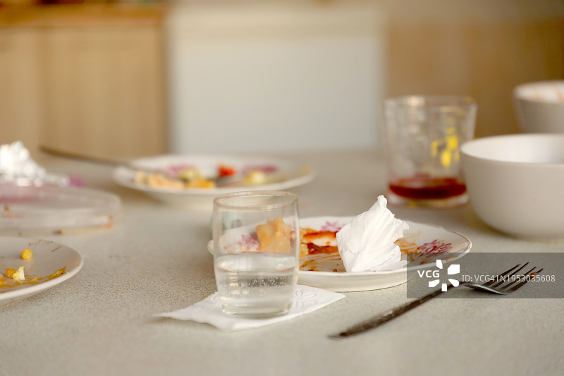 餐桌上盘子里食物的特写图片素材