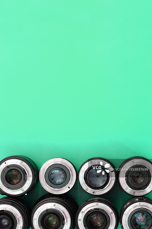 绿色背景上的镜头俯视图图片素材