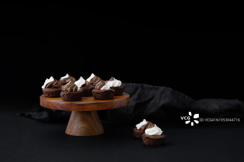 迷你一口布朗尼与糖霜图片素材