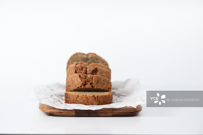 白色背景上的西葫芦面包图片素材