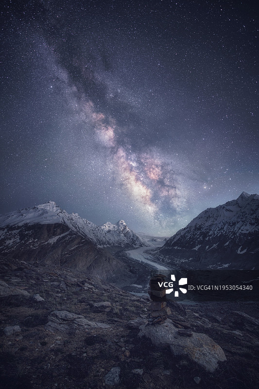 夜晚，群山映衬天空的美景图片素材