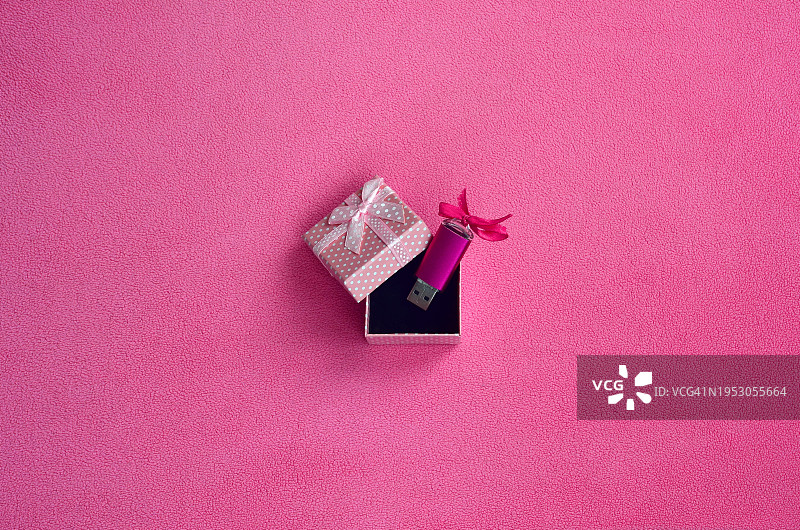 俯视拍摄：粉色背景上的圣诞礼物图片素材