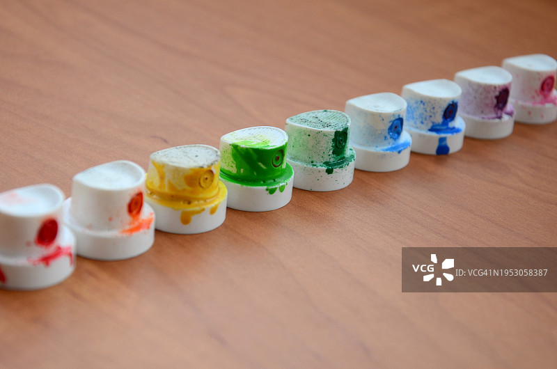 俯视角度拍摄的木桌上的彩色药品图片素材