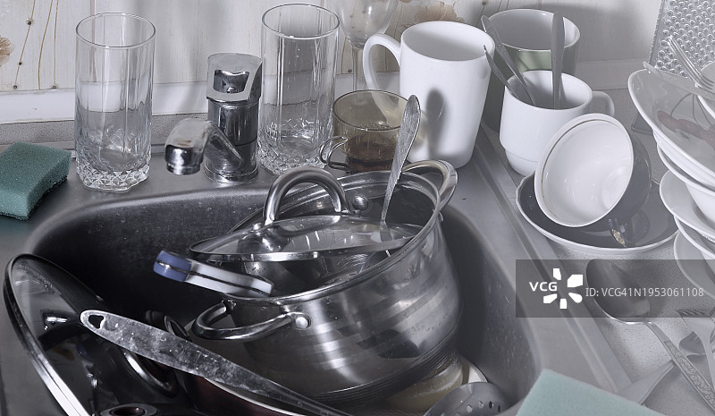 厨房水槽中的餐具高角度视图图片素材