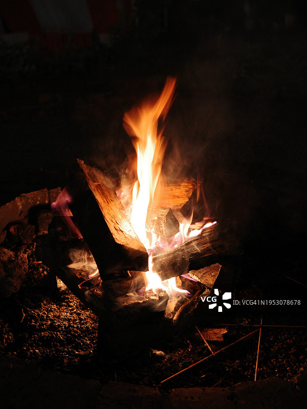 夜晚的篝火特写，马来西亚布城图片素材