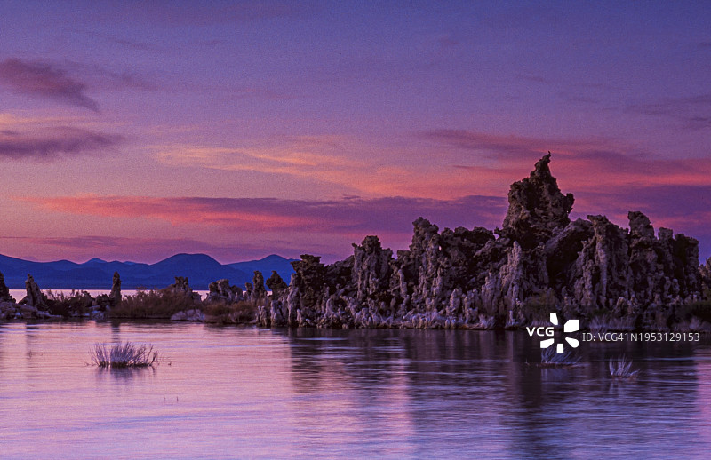 莫诺湖和石灰华地貌图片素材