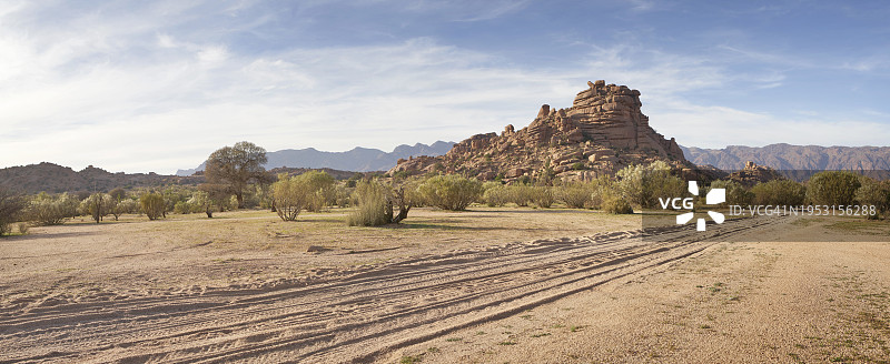阳光明媚的沙漠公路图片素材