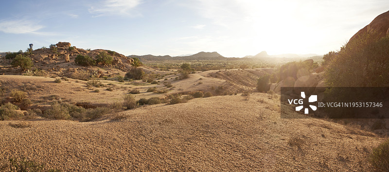 阳光明媚的一天，沙漠景观中的空旷岩石高原图片素材