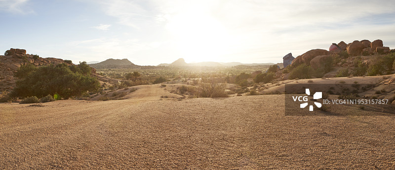 阳光明媚的一天，沙漠景观中的空旷岩石高原图片素材