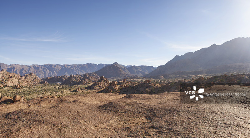 阳光明媚的一天，沙漠景观中的空旷岩石高原图片素材
