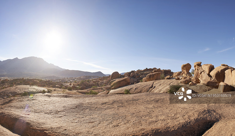 阳光明媚的一天，沙漠景观中的空旷岩石高原图片素材