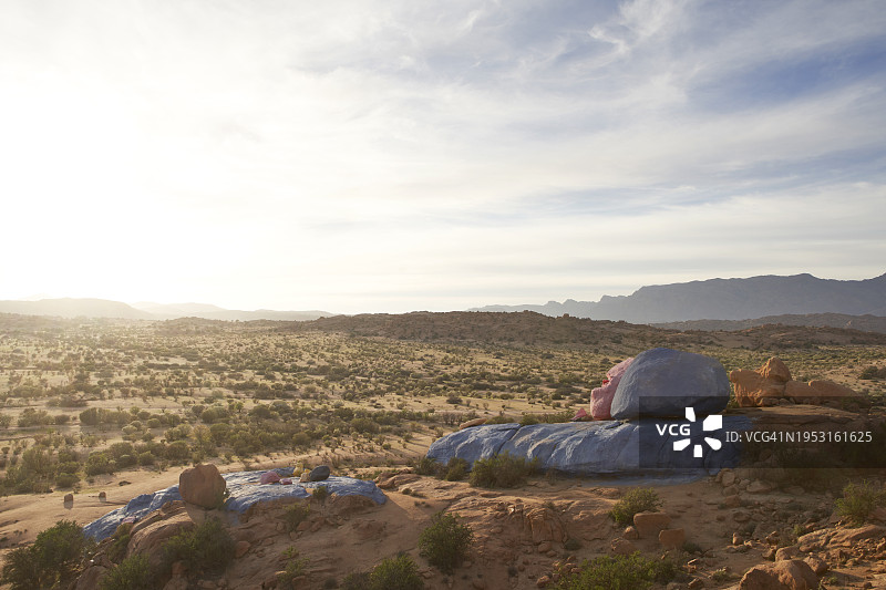 阳光明媚的日子里，塔夫拉乌特的彩绘岩石荒漠景观图片素材