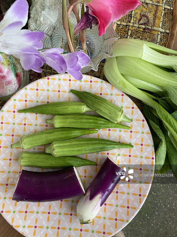 荷兰弗里斯兰莱瓦顿餐桌上的蔬菜俯视照片图片素材