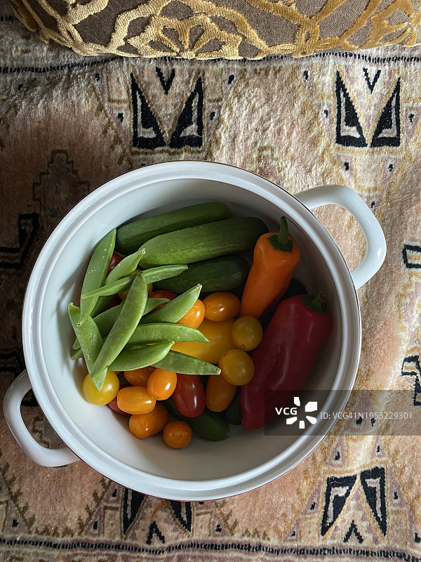 荷兰弗里斯兰吕伐登：碗中蔬菜的俯视角度图片素材