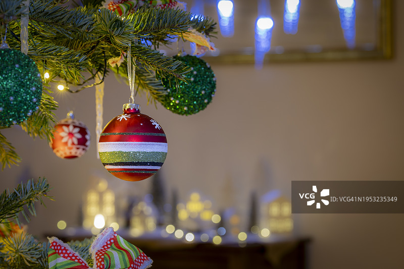 悬挂在圣诞树上的装饰品特写图片素材