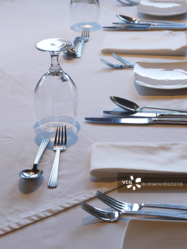 桌上的餐具摆设俯视图图片素材
