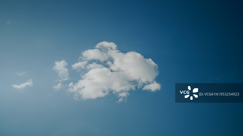 天空中云的低角度视图图片素材