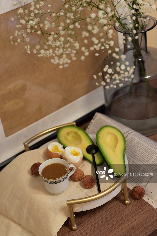 餐桌上早餐的高角度视图图片素材