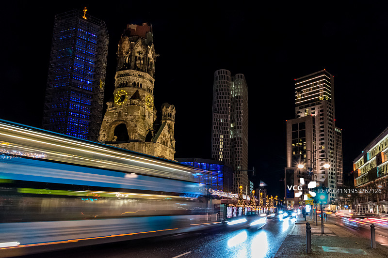 夜间灯火通明的建筑景观图片素材