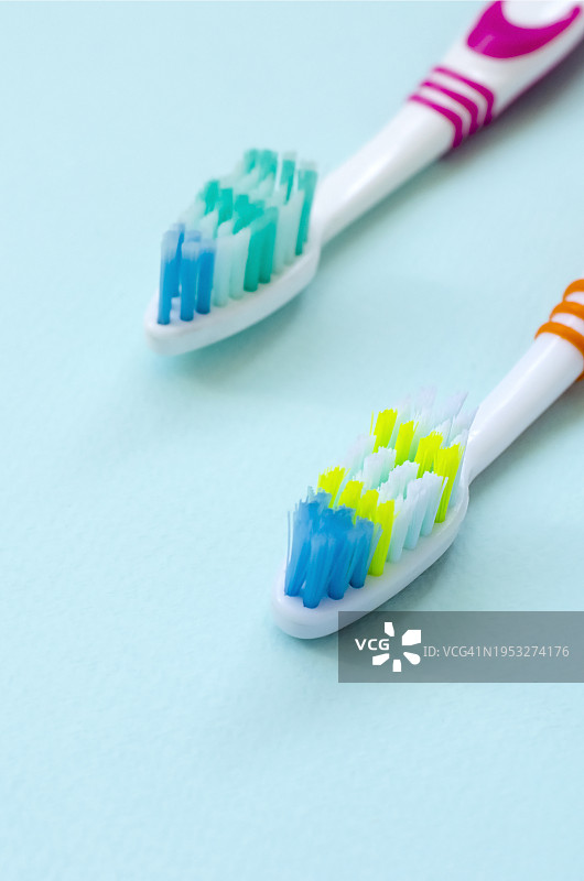蓝色背景下的牙刷特写图片素材