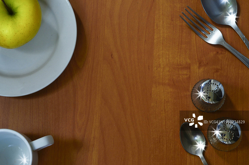 桌子上苹果和勺子的俯视图图片素材