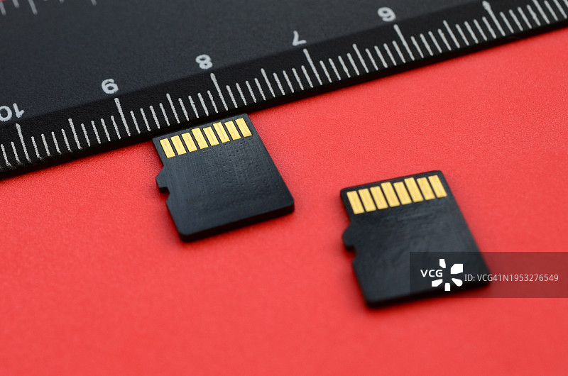 桌子上的电脑键盘高角度照片图片素材