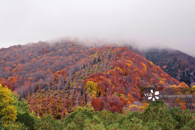 秋天，群山与天空相映成趣图片素材