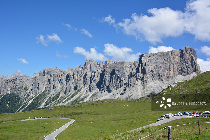 风景优美的景观和山脉对着天空图片素材