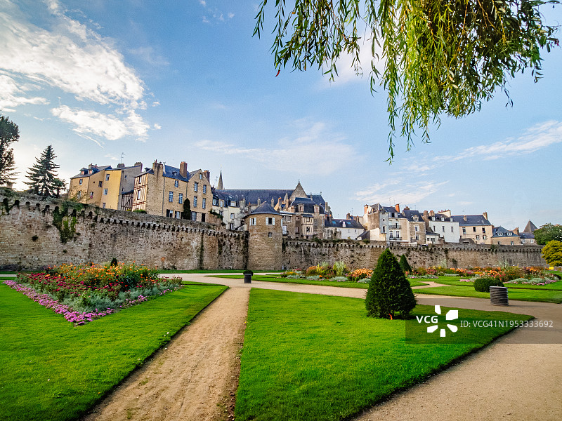 从伦帕茨花园看到的瓦讷古老的中世纪防御墙、孔内塔布尔塔和圣彼得大教堂的广角视图，法国西部布列塔尼莫尔比昂图片素材