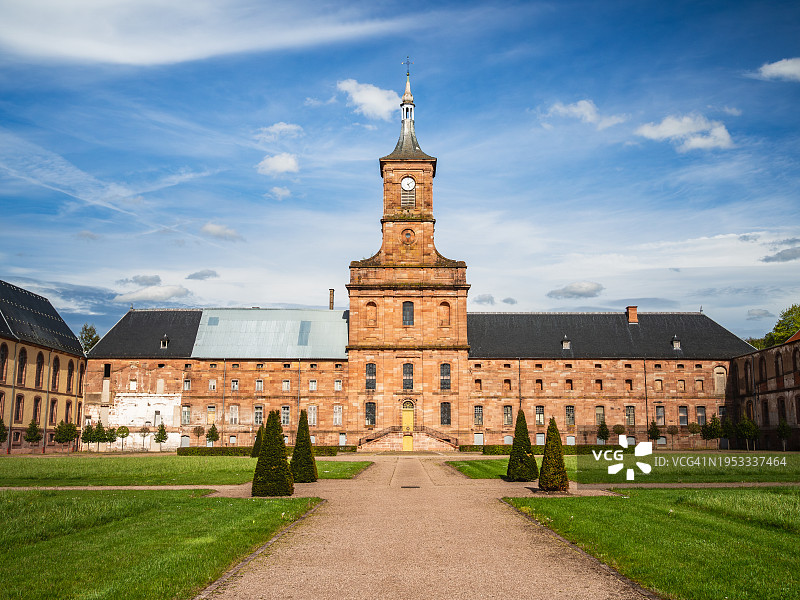 法国东部穆瓦耶穆捷修道院钟楼特写图片素材