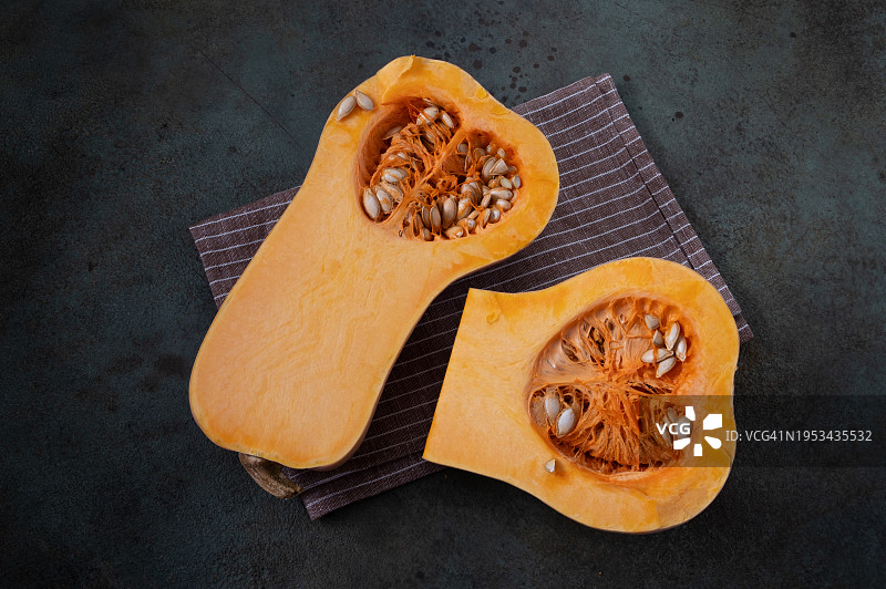 桌子上南瓜的高角度视图图片素材