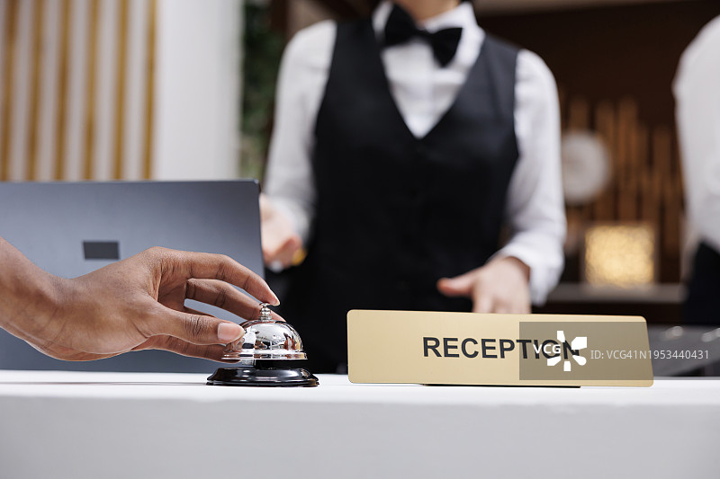 在办公室办公桌前工作的商人（半身照）图片素材